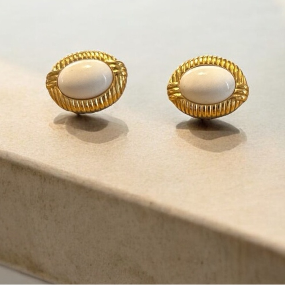 Vintage Evoke oval stud earrings